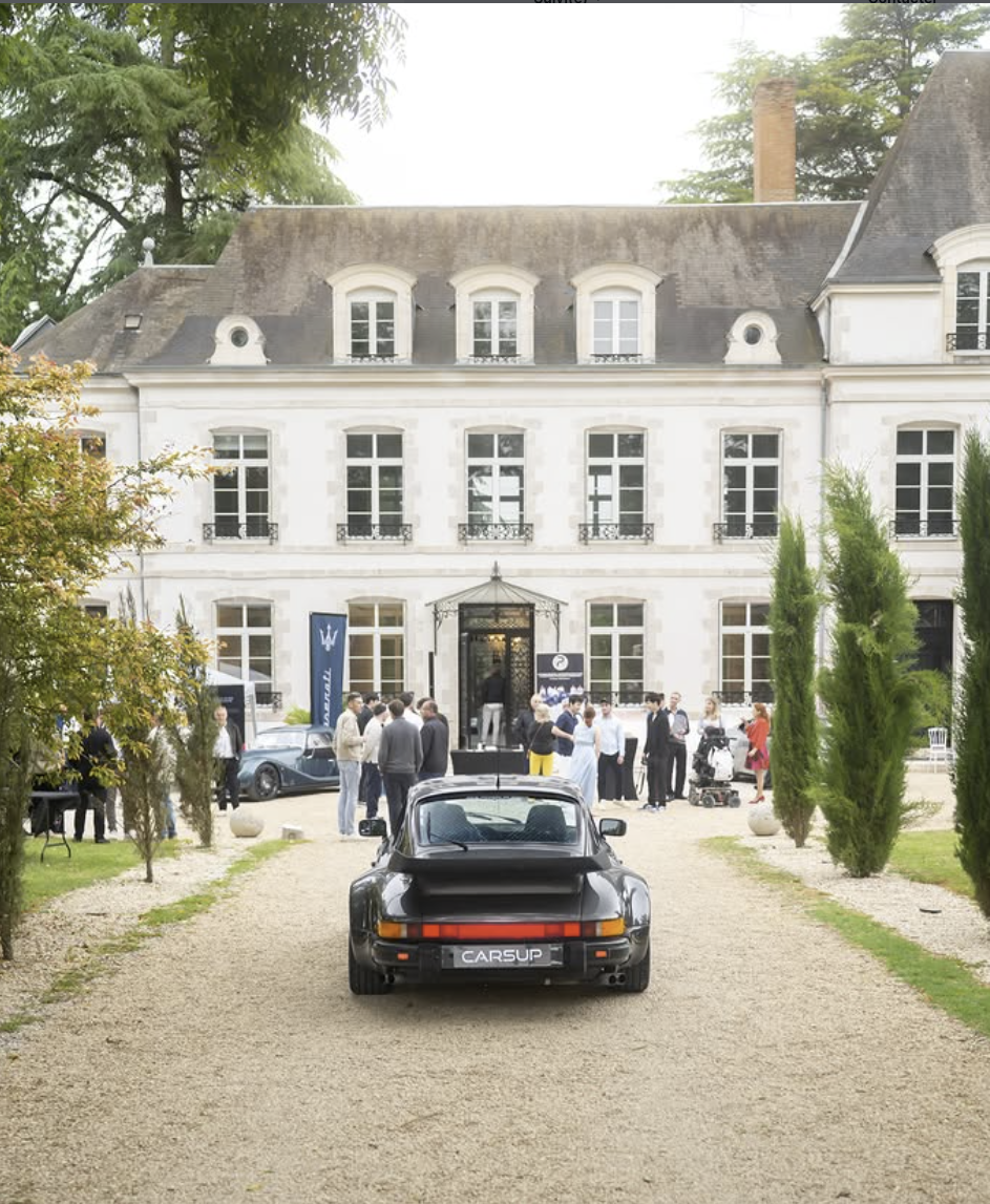 Rassemblement de véhicules de prestige au château