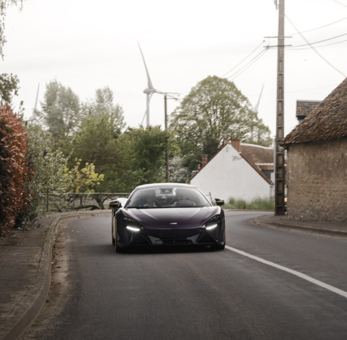 McLaren sur une route de campagne